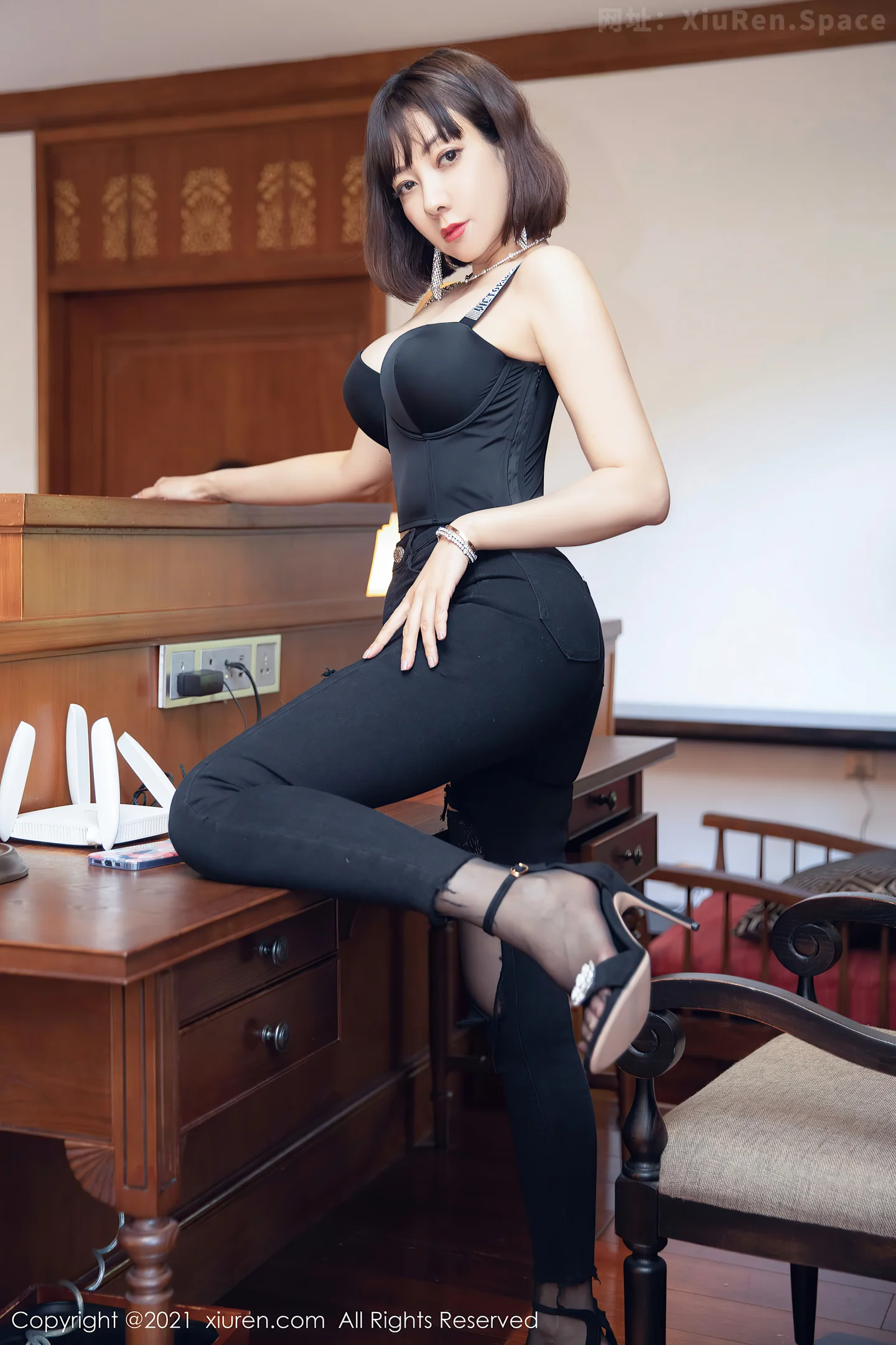 图片[5]-[XiuRen秀人网]VOL.4277 御姐果儿Victoria西双版纳旅拍性感内衣配蕾丝吊袜撩人诱惑写真48P-秀人网官方网站